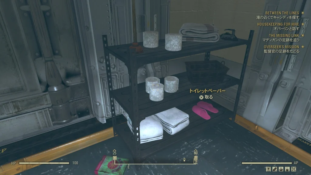 広場内の棚の上にトイレットペーパーが置かれているゲーム内スクリーンショット