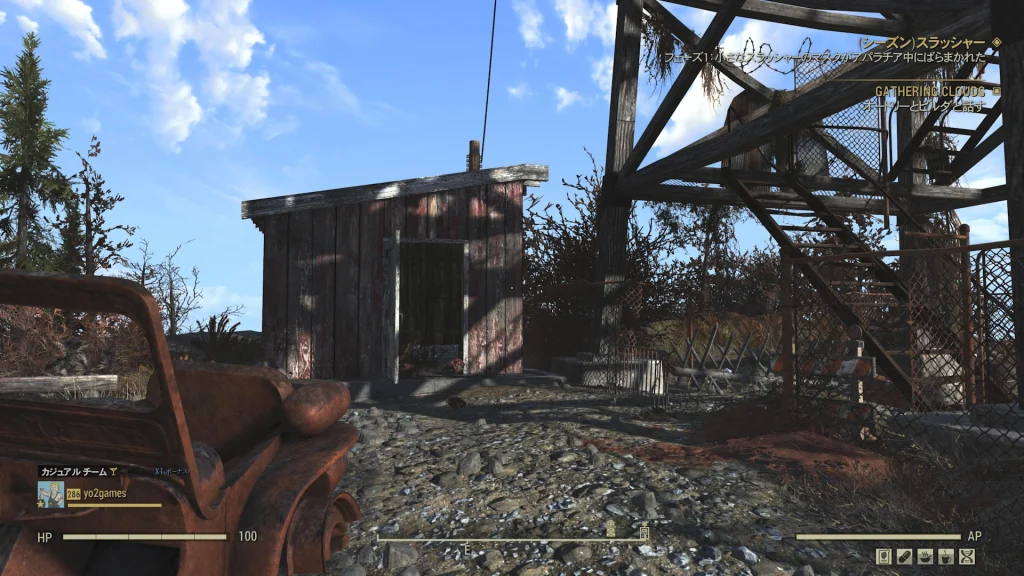 監視塔のそばにある小屋を映したゲーム内スクリーンショット